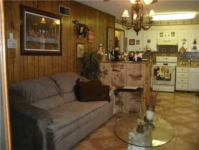 Nice great rm/ family rm w/ ceramic tile flooring 