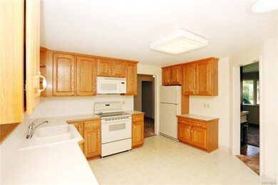 LARGE EAT-IN KITCHEN