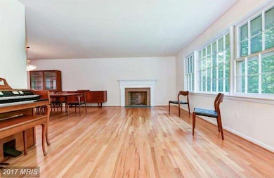 9014 Hamilton Dr, Fairfax, VA 22031 - photo 2