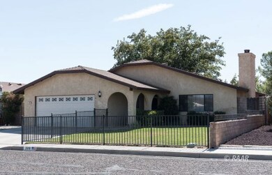Fully fenced frnt yard...