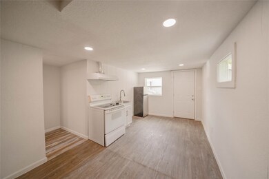 5101 Crane St unit D, Houston, TX 77026 - photo 2