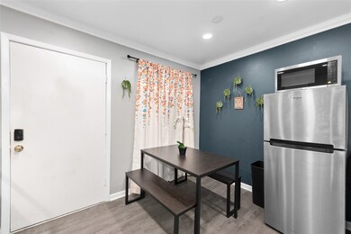 3611 Graustark St unit 10, Houston, TX 77006 - photo 2