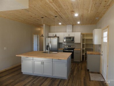 632 W Oregon Ave, Homedale, ID 83628 - photo 2