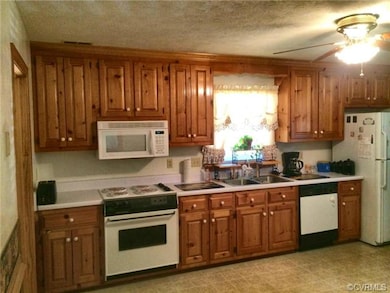 Beautiful raised panel cabinets! Newer microwave! 