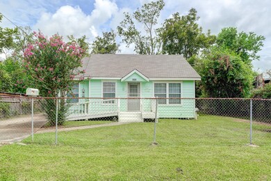 8106 Melrose St, Houston, TX 77022 - photo 3