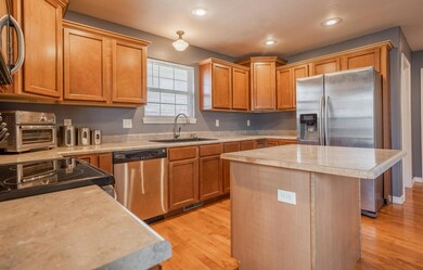 872WcrestwoodSt-11