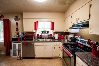 1902 Edgewood Ln, Albany, GA 31707 - photo 5