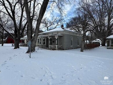 321 E 7th St, Concordia, KS 66901 - photo 2