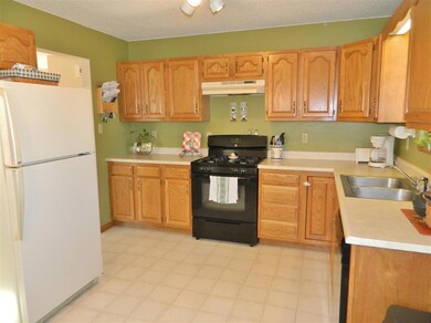 4020 Mark Dr, Waterloo, IA 50701 - photo 2