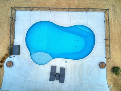 Tanning ledge wih bubbler.