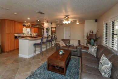 004_Family Room (3)