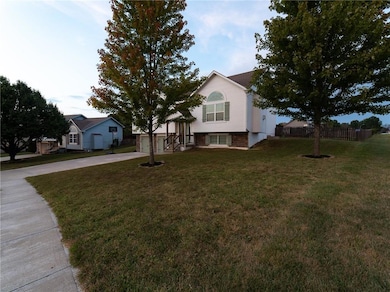 1112 Carlisle Dr, Raymore, MO 64083 - photo 2