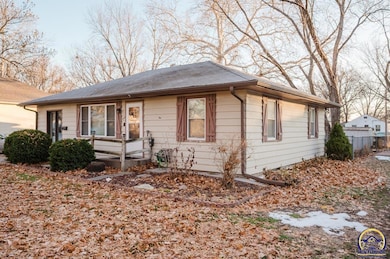 604 Maple St, Wamego, KS 66547 - photo 2