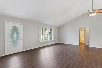 Spacious Great room with Cathedral ceiling, new la