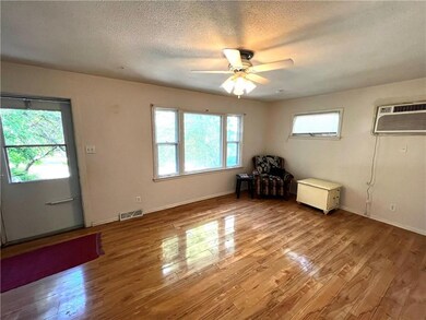 21 E Hillside Ave, Des Moines, IA 50315 - photo 3