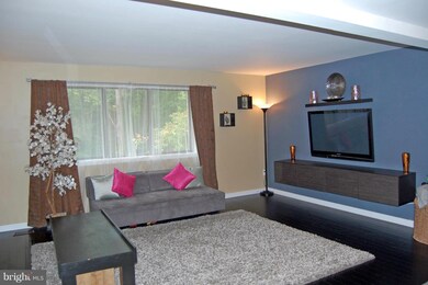 7429 Hickory Log Cir, Columbia, MD 21045 - photo 2