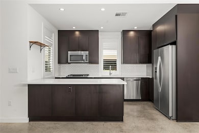Kitchen with appliances with stainless steel fini