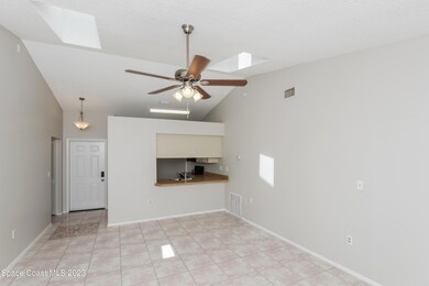 004-photo-living-room-11676423