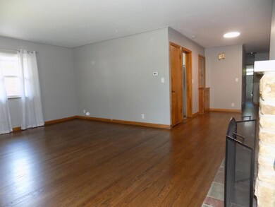705 Schreyer Liv. Rm.