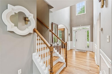 Grand 2 story foyer