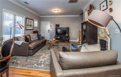 Large Great Rm With Hardwoods And Crown Molding.