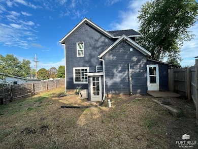 903 Poplar St, Wamego, KS 66547 - photo 3