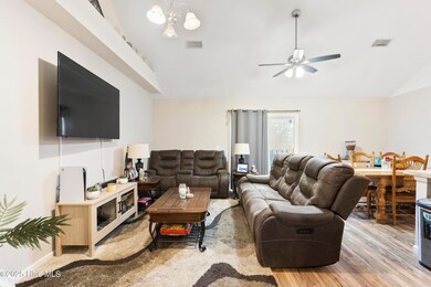 123 Lincoln Place Cir living