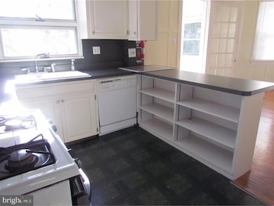 146 E Main St unit UPPER, Moorestown, NJ 08057 - photo 4