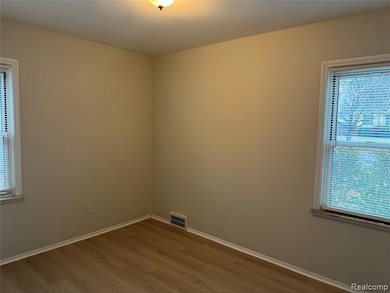 18810 Roscommon St, Harper Woods, MI 48225 - photo 7