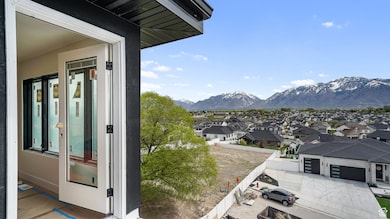 Panoramic views off of multiple decks