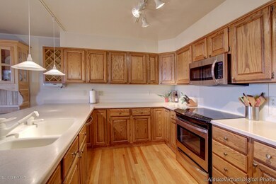 Corian, SS appliances, oak floors