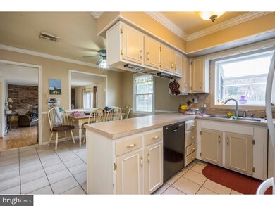 409 Grenoble Dr, Sellersville, PA 18960 - photo 3