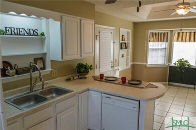 Light & bright eat-in kitchen