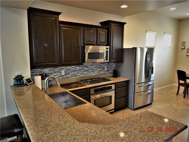 Kitchen/Granite Counters/SS Appliances
