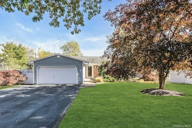 15 Empire Ct, ComMacK, NY 11725 - photo 3