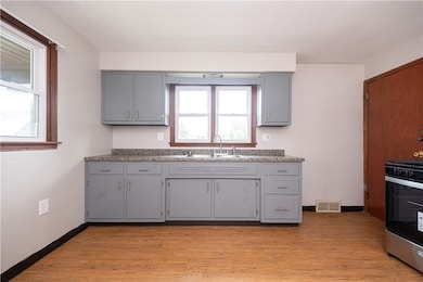 31 Cedar Ave unit 4, Aliquippa, PA 15001 - photo 7