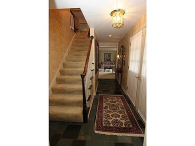 Entry/Foyer.