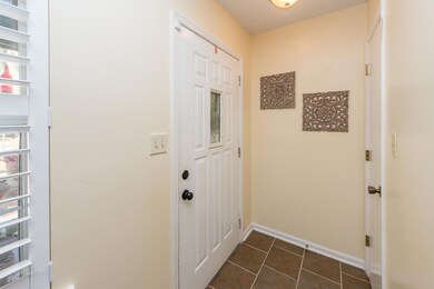 032122 025 foyer