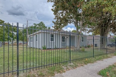 984 N Victory Dr, Houston, TX 77088 - photo 7