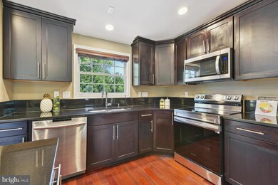 12905 Framingham Ct, Herndon, VA 20171 - photo 4