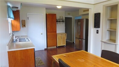 Newer flooring & appliances in neutral kitchen!