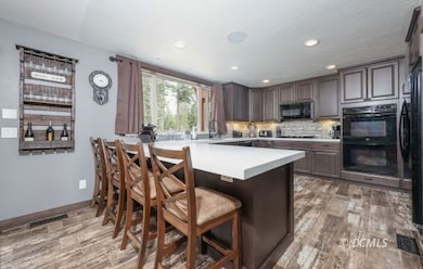 Spacious Kitchen-Dining Bar