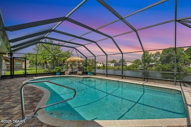 Beautiful lakefront Pool