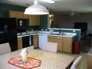 Beautiful eat-in kitchen