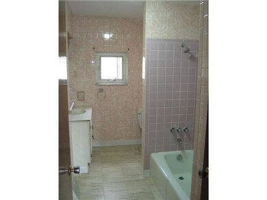 Full Bath. 1036 Side