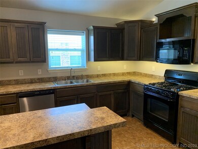 Gas range and oven