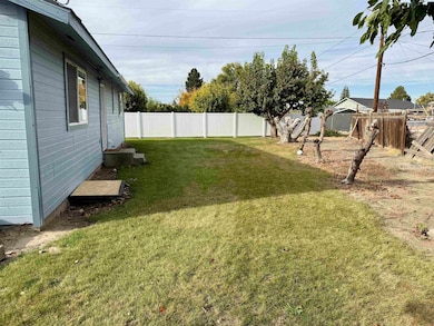 211 W First Ave, Granger, WA 98932 - photo 3