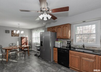 2335 E 31st St, Davenport, IA 52807 - photo 4