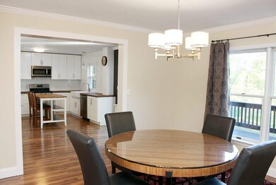 DINING ROOM CLOSE TO THE KITCHEN AND EASY SERVING