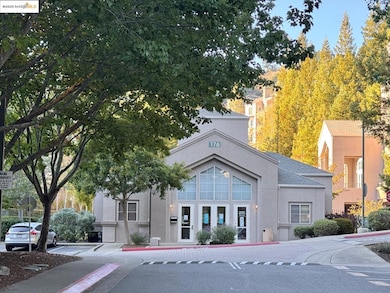 320 Caldecott Ln unit 127, Oakland, CA 94618 - photo 3